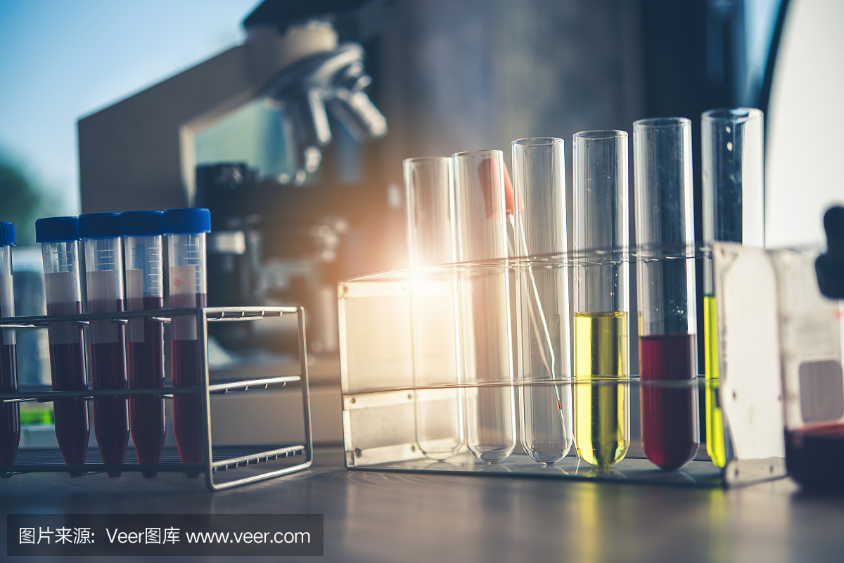 实验室玻璃器皿包含彩色化学液体,实验室研发理念